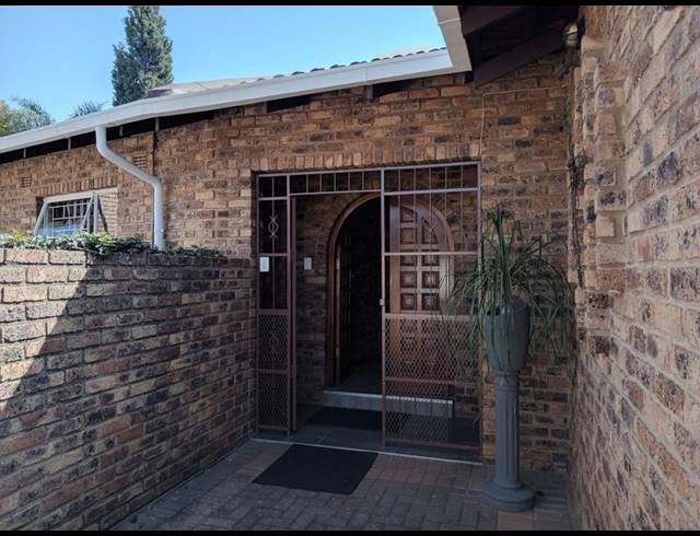 4 BEDROOM HOUSE FOR SALE IN GREENHILLS